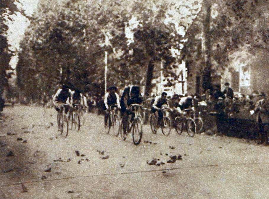 Henri Pélissier gewinnt die Lombardei Rundfahrt 1911 im Sprint, Le Miroir des sports, Public domain
